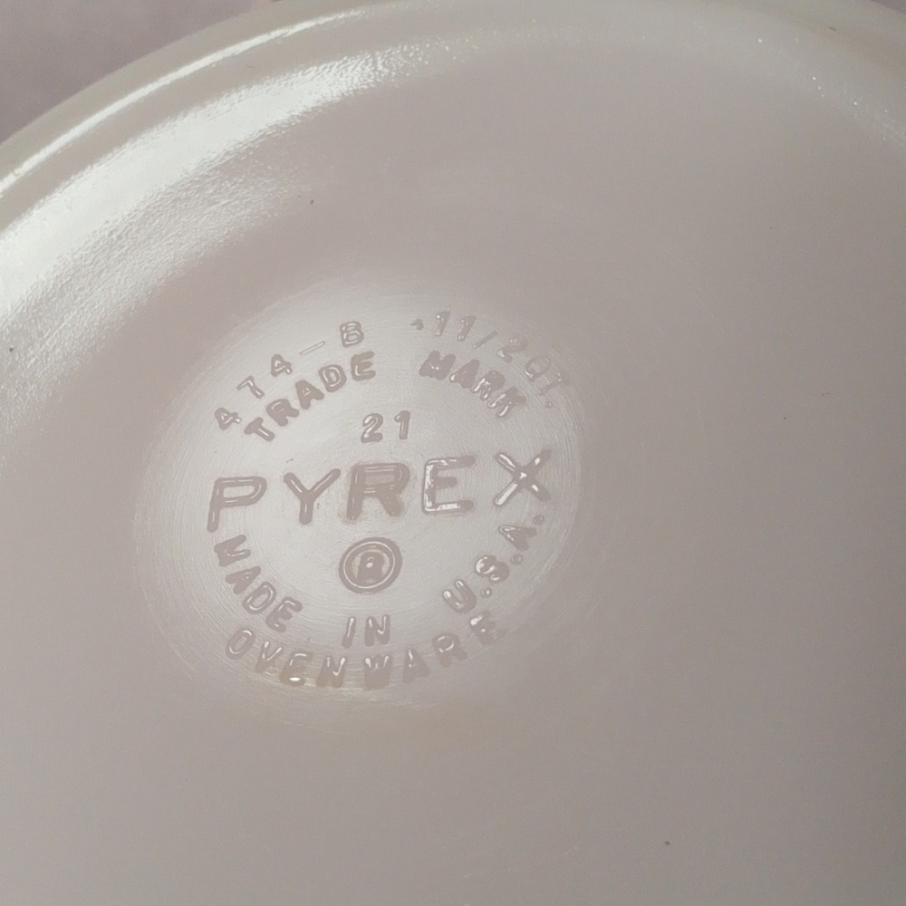 Vintage Pyrex 1.5 Qt Town and Country Casserole Dish - Picture 5 of 5